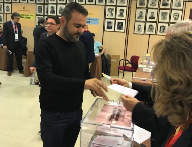 Miguel Galán, votando en los comicios para conocer a los 140 asambleístas que elegirán al presidente de la FEF en las elecciones del 22 de mayo.