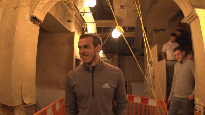 Bale visitando las instalaciones de Eleven Bar & Grill
