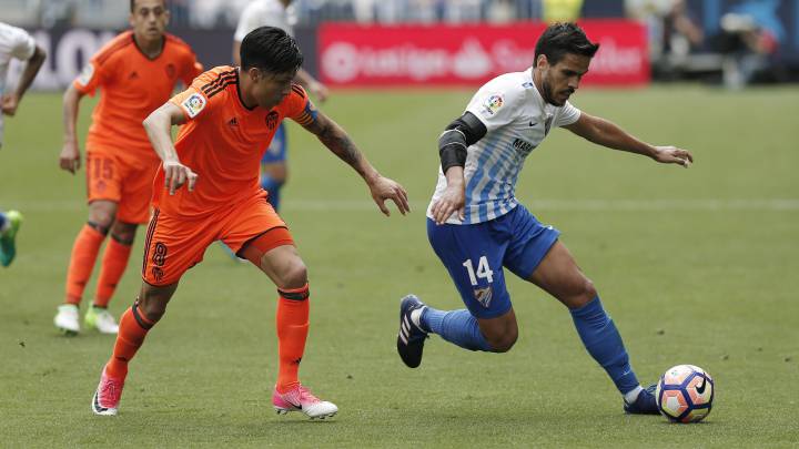 Recio conduce un balón ante Enzo Pérez.