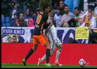Penalti dudoso para el Madrid y Parejo se salva de ver la roja