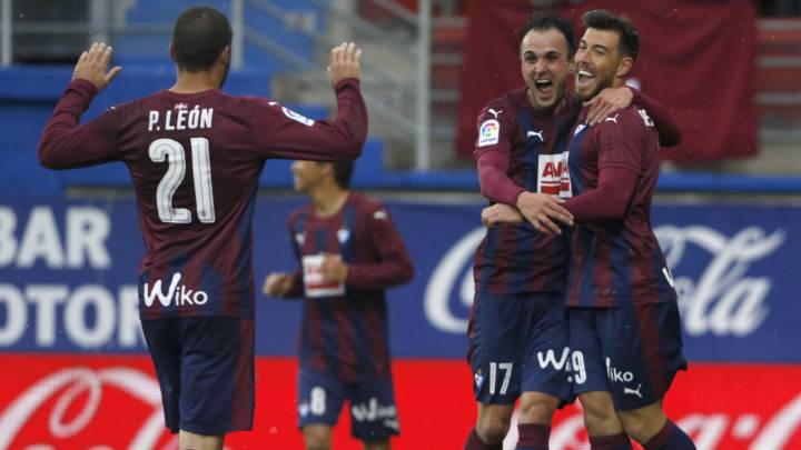 Kike García, autor del 1-0, felicita a Sergi Enrich tras el 2-0 en el Eibar-Leganés.