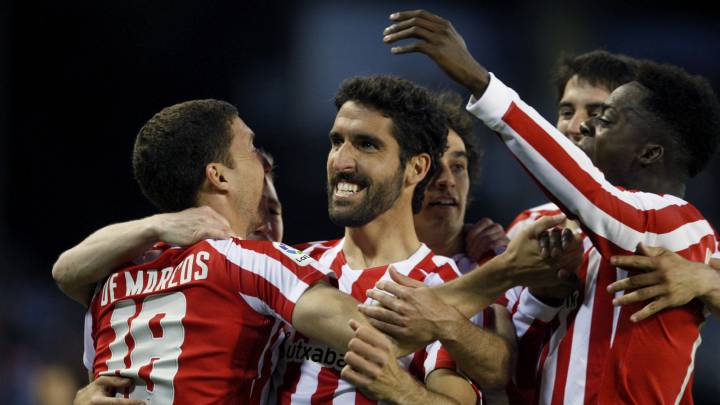 Raúl García celebra su segundo gol ante el Celta de Vigo.
