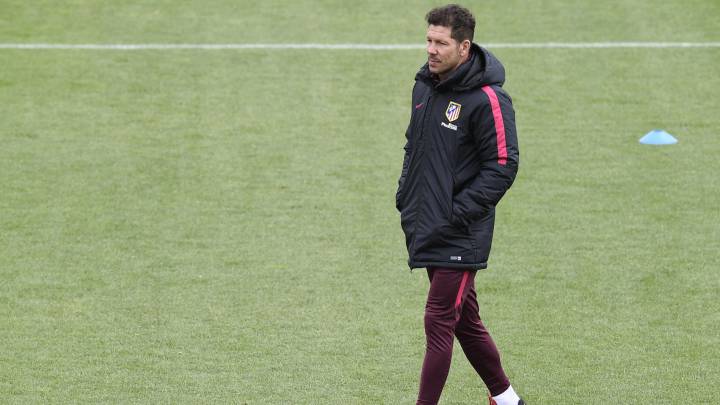 Diego Pablo Simeone, en el entrenamiento del Atlético de Madrid, de ayer, ya empieza a utilizar las cábalas para metirse ante el Real Madrid.