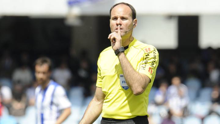 Mateu Lahoz manda callar mientras arbitra el Real Sociedad-Granada de LaLiga Santander 2016-2017.