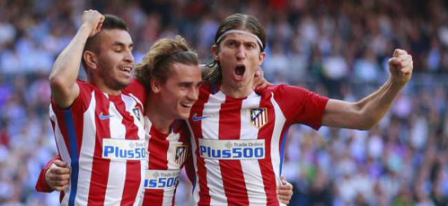 Ángel Correa, Antoine Griezmann y Filipe Luis celebran el gol del francés en el Santiago Bernabéu, que supuso el empate a uno final entre Real Madrid y Atlético de Madrid en el derbi de vuelta de LaLiga Santander 2016-2017.