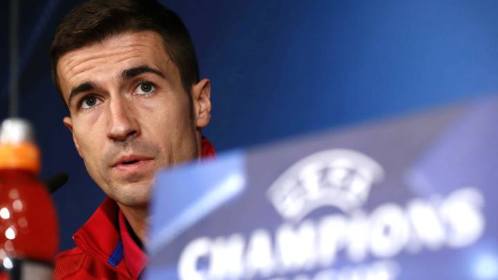 El centrocampista del Atlético de Madrid, Gabi Fernández, durante la rueda de prensa que el equipo ha ofrecido hoy en el estadio Santiago Bernabéu, donde mañana se enfrenta al Real Madrid en el partido de semifinales de la Liga de Campeones.