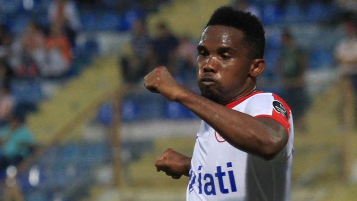 Eto'o celebra un gol.