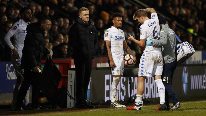 El entrenador del Leeds Gary Monk observa a su jugador Cooper, en una sustitución.