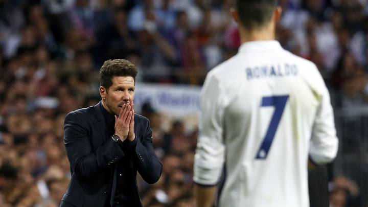 Simeone, pensativo, se lleva las manos a la cara justo delante de Cristiano Ronaldo.