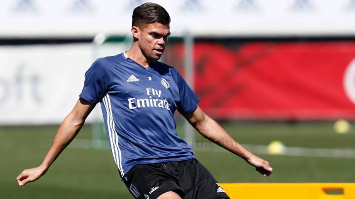 El portugués Pepe, jugador del Real Madrid, se ejercita con balón en la Ciudad Deportiva de Valdebebas mientras se recupera de su lesión.