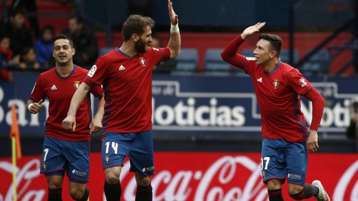 El jugador hispano-colombiano de Osasuna Jhon Steven (d) celebra con su compañero Fausto Tienza (c) su gol marcado ante el Deportivo correspondiente a la trigésimo quinta jornada de LaLiga Santander disputado hoy en el estadio de El Sadar.