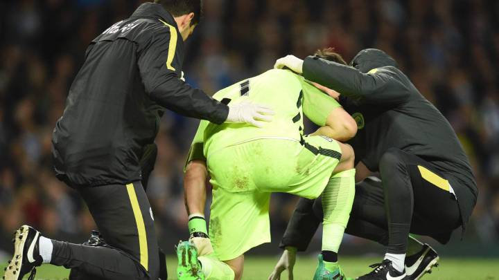 Claudio Bravo, lesionado, no volverá a jugar esta temporada