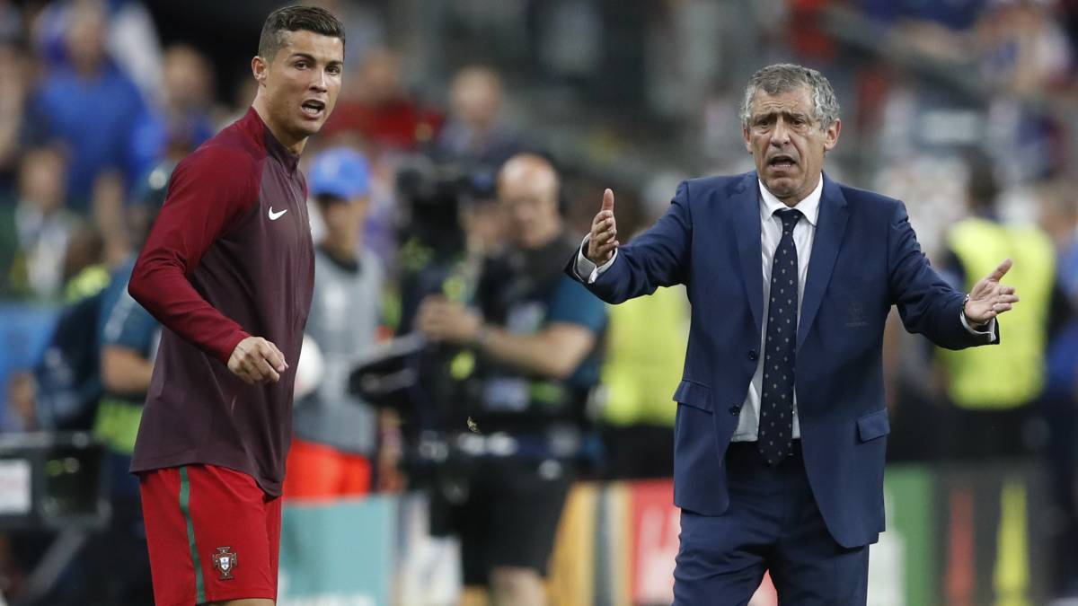 Cristiano Ronaldo con Fernando Santos en la final de la Eurocopa.