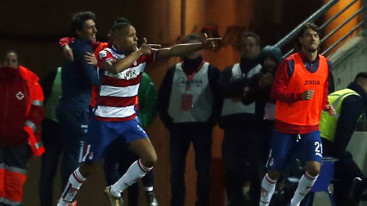 El Arabi marca para el Granada en la temporada 2015-16.