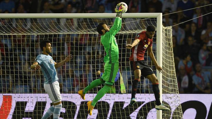 Sergio atrapa un balón en un salto con Rashford ante la mirada de Cabral en el partido entre el Celta y el Manchester United en Balaídos.