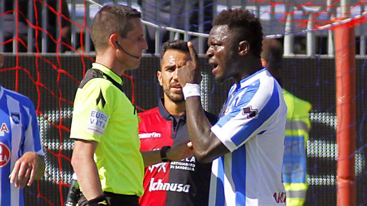 El centrocampista ghanés del Pescara Sulley Muntari discute con el árbitro Daniele Minelli durante un partido de la Serie A italiana entre el Cagliari Calcio y el Pescara Calcio.