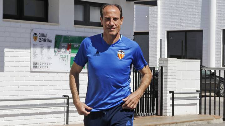 Salvador González Voro, entrenador del Valencia, antes de ofrecer la rueda de prensa en Paterna previa al partido contra Osasuna.