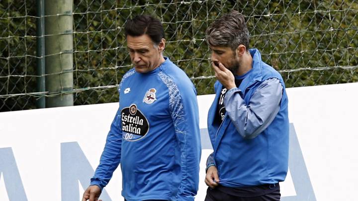 Luisinho se retira de un entrenamiento con uno de los doctores del Deportivo