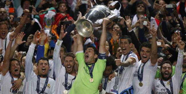 Los jugadores del Madrid levantan la Champions en el estadio Da Luz de Lisboa.