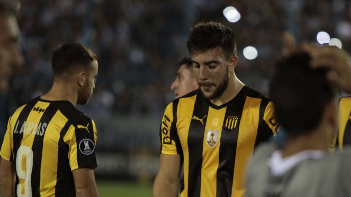 Lucas Cavallini durante el partido de Peñarol ante Atlético Tucumán.