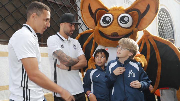 Rodrigo y Zaza, junto a unos jóvenes aficionados y la mascota en Requena.