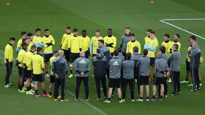 Berizzo reunió a toda la plantilla y al cuerpo técnico al inicio de la sesión de entrenamiento en Old Trafford. El argentino se ha centrado en motivar a sus jugadores para intentar dar la campanada y alcanzar la final.