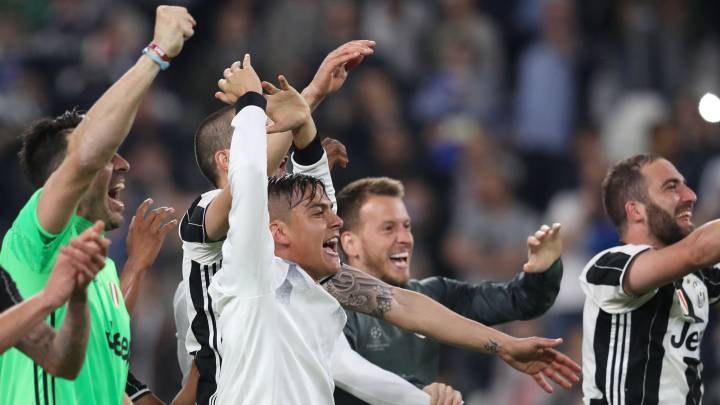 El jugador de la Juventus, Paulo Dybala, junto a sus compañeros.