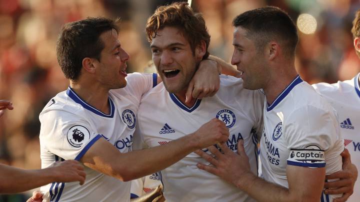 Marcos Alonso, del Chelsea, celebra con Cahill y Azpilicueta su gol contra el Bournemouth.