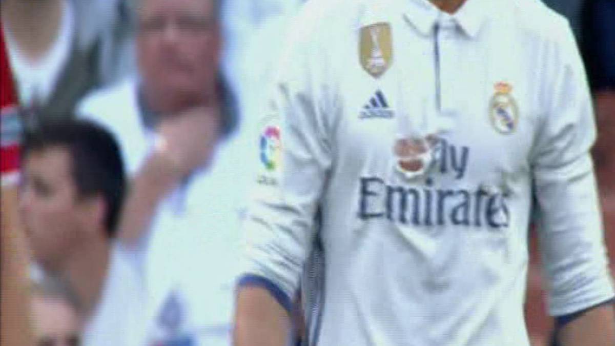 Cristiano Ronaldo, con la camiseta rota tras un agarrón de Gabriel Mercado en el área durante el Real Madrid-Sevilla de LaLiga Santander 2016-2017 disputado en el Estadio Santiago Bernabéu.