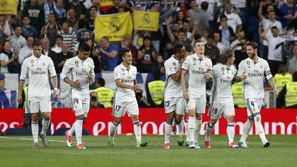El Madrid celebra el gol de Kroos al Sevilla