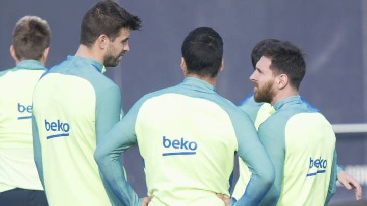 Piqué, Suárez y Messi conversan durante un entrenamiento del Barcelona.