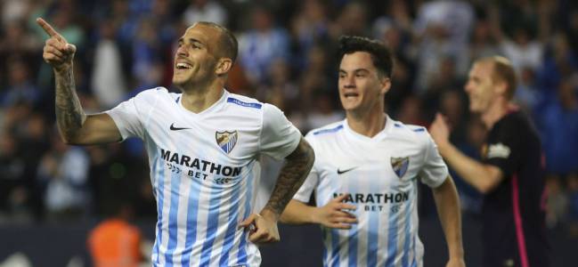 Sandro Ramírez celebra el 1-0 del Málaga 2-0 Barcelona, partido de LaLiga Santander 2016-2017 disputado en el estadio La Rosaleda.
