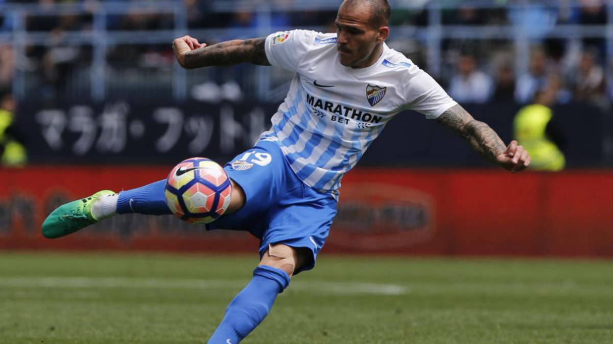 Sandro Ramírez, delantero del Málaga, golpea el balón en un partido.