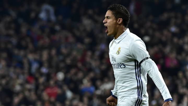 El central del Real Madrid, Raphaël Varane, durante un partido.