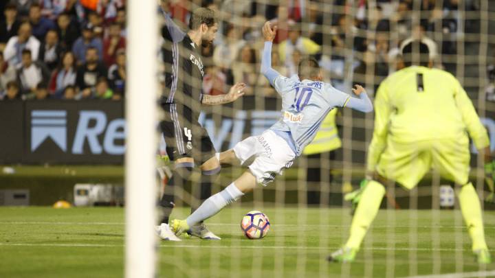 Sergio Ramos derriba a Iago Aspas