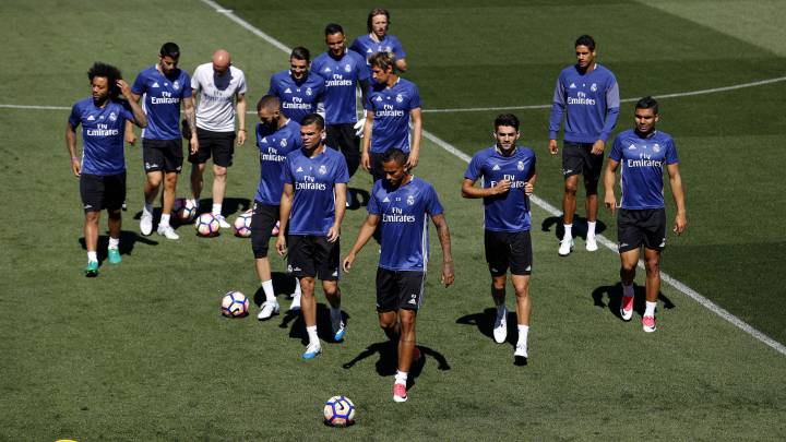 Los jugadores del Real Madrid, en el entrenamiento de este sábado.