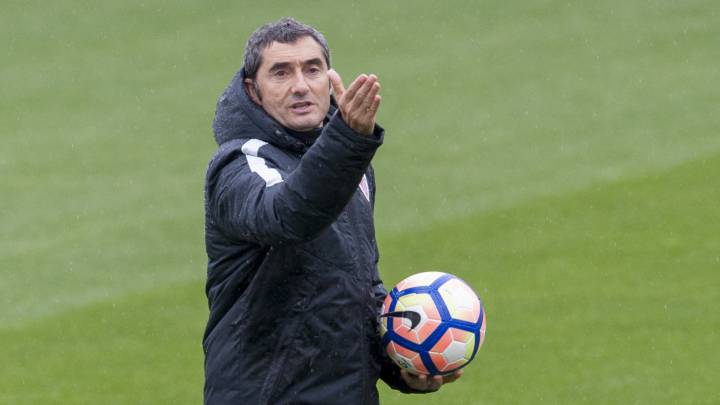 Ernesto Valverde, entrenador del Athletic, durante un entrenamiento en Lezama.