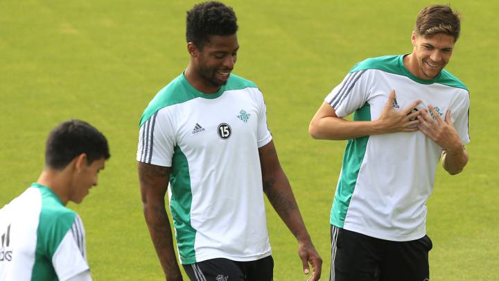 Donk, Jonas Martin, Mandi y Tosca durante un entrenamiento del Betis.