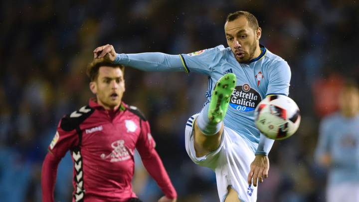 Marcelo Díaz golpea el balón ante la presencia de Ibai Gómez, futbolista del Alavés.