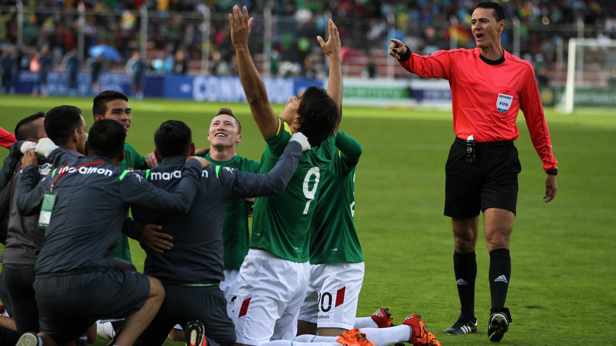 Selección de Bolivia celebra un gol en las Eliminatorias a Rusia 2018.