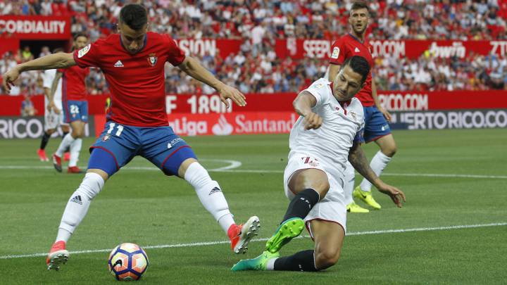 Berenguer y Vitolo durante el partido entre Osasuna y Sevilla.