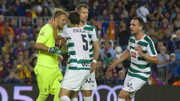Los jugadores del Eibar celebran con Yoel el penalti parado a Messi.
