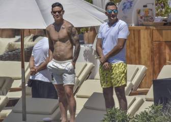 James se relaja en Ibiza antes de pactar su salida del Madrid