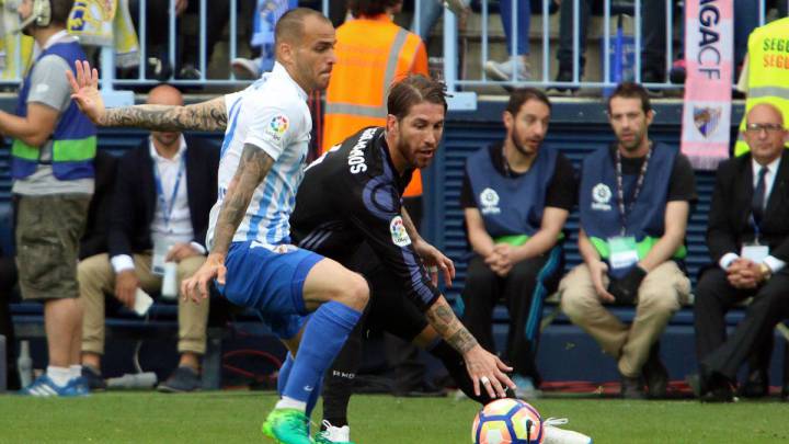 Sandro Ramírez disputa un balón con Sergio Ramos durante el Málaga 0 - Real Madrid 2, partido de LaLiga Santander 2016-2017 disputado en el estadio de La Rosaleda.