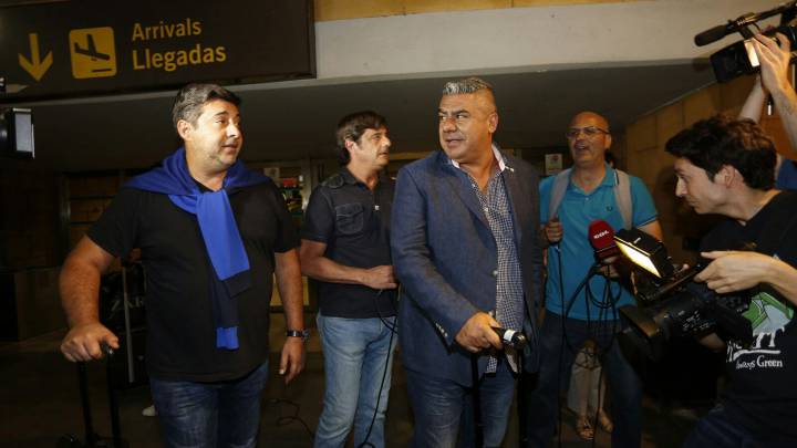 Chiqui Tapia y Angelici aterrizaron en Sevilla