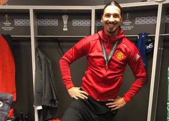 Ibrahimovic celebra la Europa League calzándose la copa