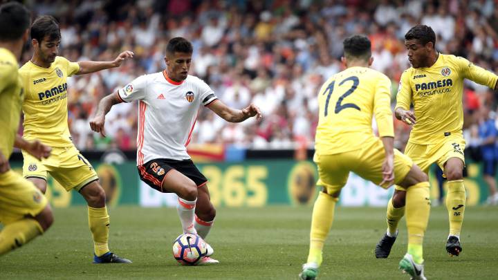 Joao Cancelo intenta regatear a varios jugadores del Villarreal.