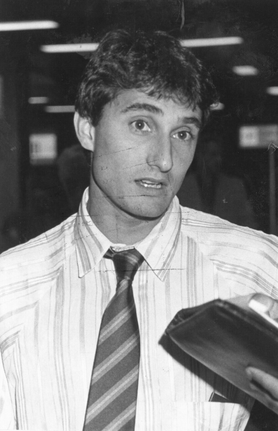 Un joven Ernesto Valverde atendiendo a los medios de comunicación