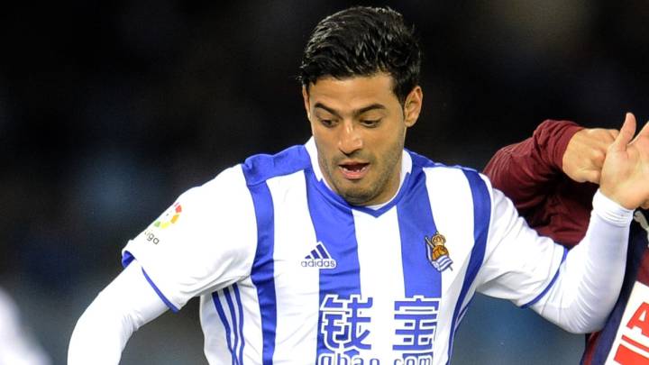 Carlos Vela pugna con Inui.