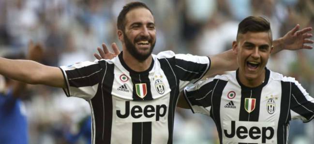Los argentinos Gonzalo Higuaín y Paulo Dybala celebran un gol con la Juventus de Turín.